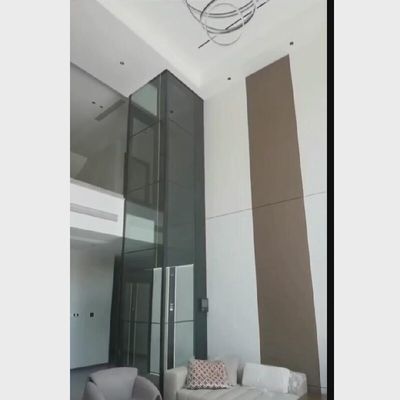 নিরাপদ এবং নির্ভরযোগ্য স্ক্রু চালিত লিফট। জরুরী স্টপ বোতাম সহ স্টেইনলেস স্টীল ডিজাইন।